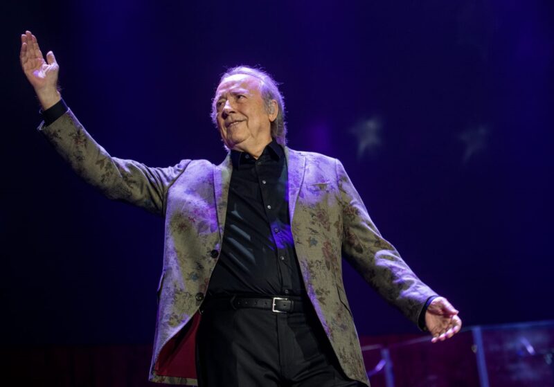 Serrat se despide en Barcelona tras casi seis décadas en los escenarios: "Ha sido un placer"