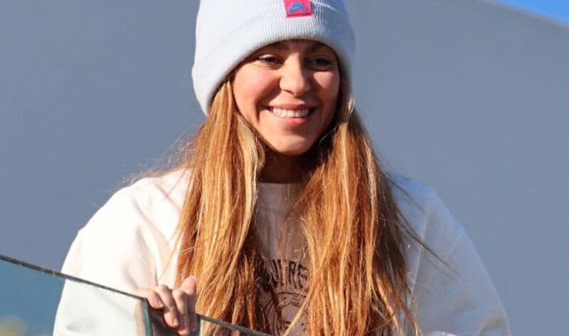 Shakira reaparece con sudadera con mensaje para agradecer el apoyo incondicional de sus fans