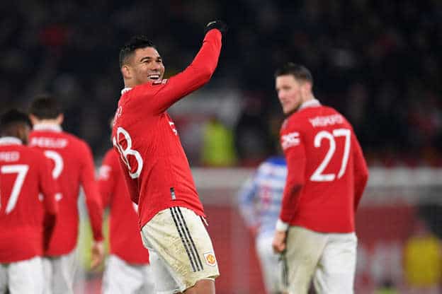 Un doblete de Casemiro ayuda al United en la FA Cup