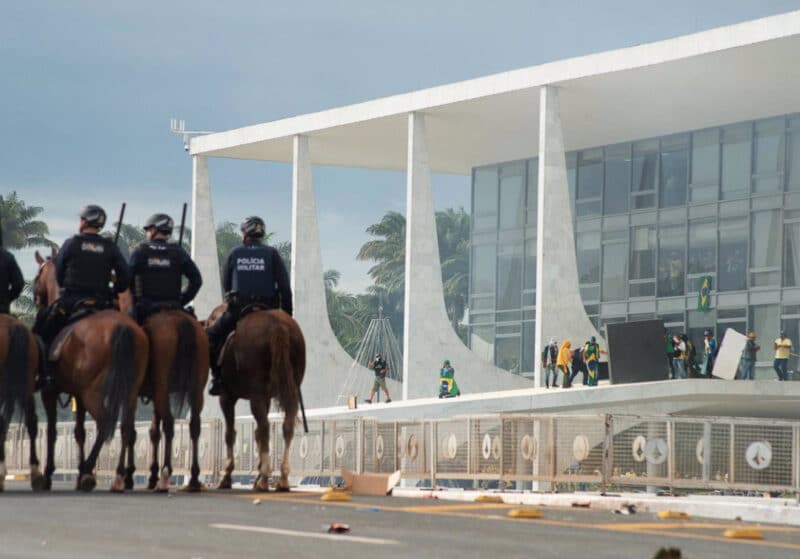 Una asociación de prensa de Brasil denuncia ataques a los periodistas que cubrían los asaltos