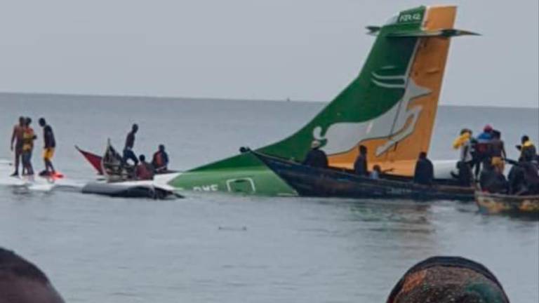 Al menos 19 muertos al estrellarse un avión de pasajeros en el lago Victoria