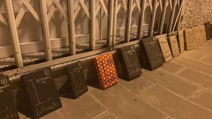 Alicante amanece con un centenar de libros repartidos por sus calles en la víspera de Reyes