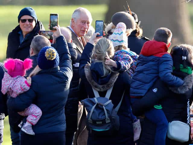 Carlos III y la reina consorte Camilla inauguran el 2023 asistiendo a la Misa de Año Nuevo de Sandringham