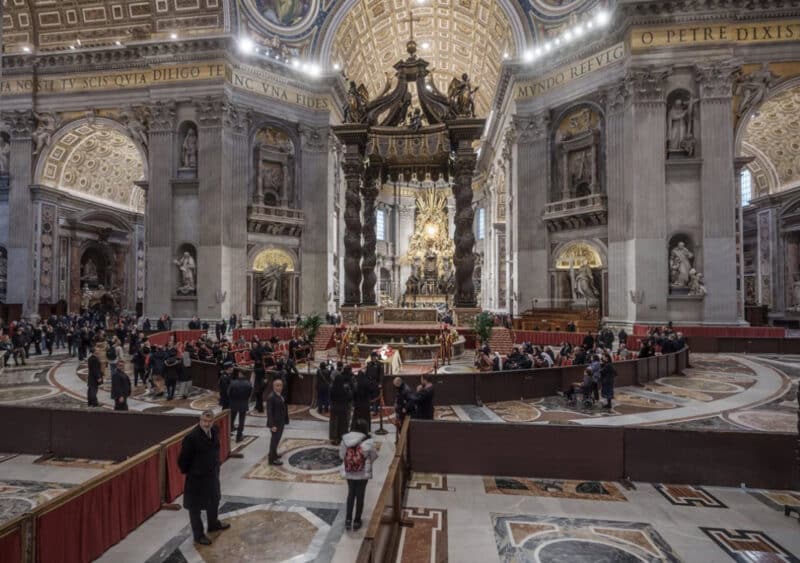 Casi 100.000 personas despiden a Benedicto XVI en la basílica de San Pedro