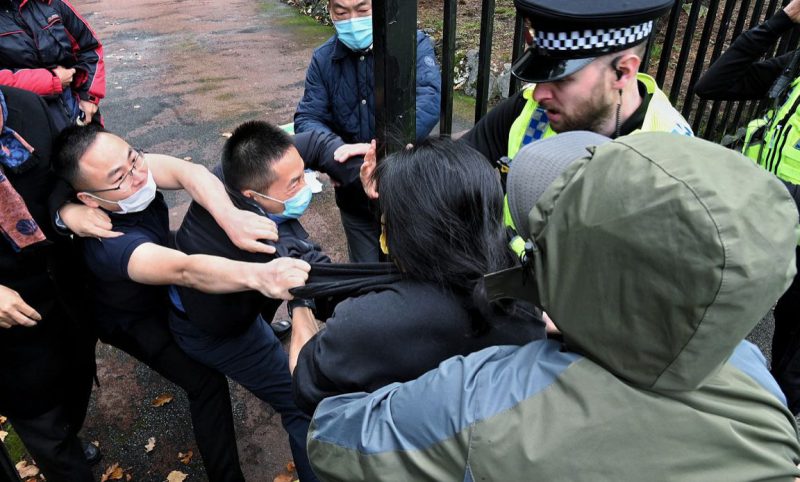 China retira a seis de sus diplomáticos en Reino Unido tras el incidente en el Consulado de Mánchester