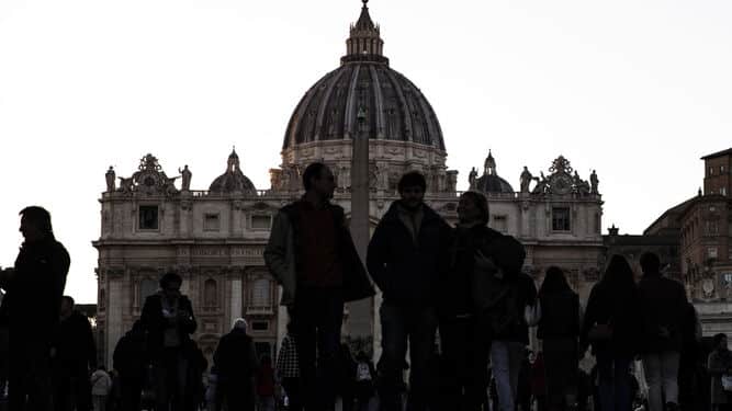 Cientos de personas aguardan para despedirse de Benedicto XVI en la basílica de San Pedro