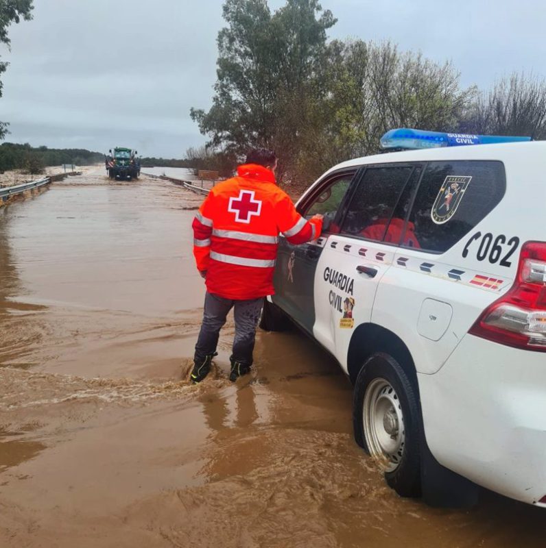 Cruz Roja atiende a jóvenes de un instituto de La Roca (Badajoz) que no pueden regresar al pueblo por las lluvias