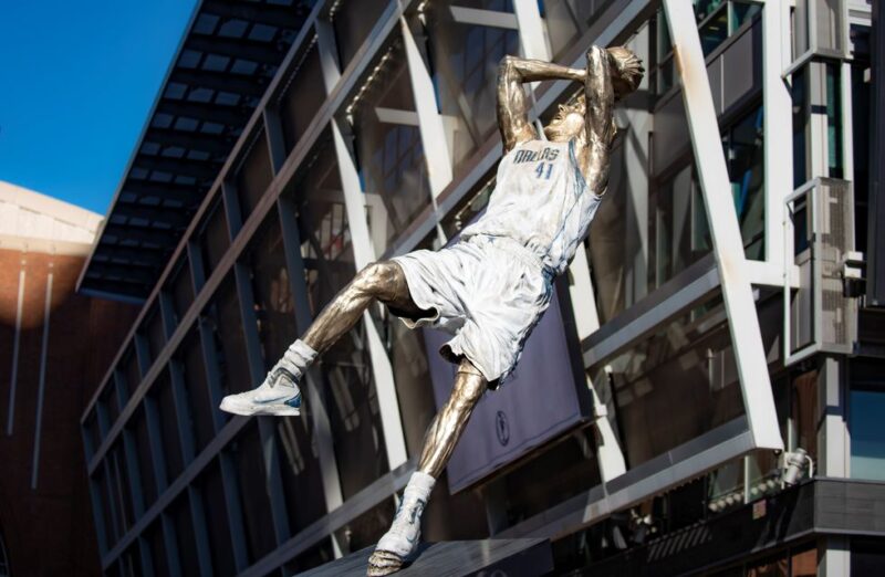 El alemán Dirk Nowitzki, homenajeado por los Mavericks con una estatua en Dallas