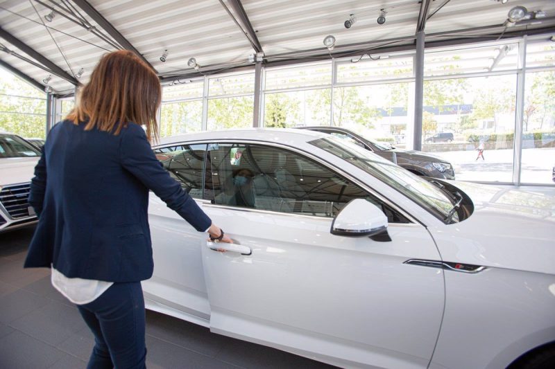 El coste medio mensual de tener un coche en España es de 1.044 euros, el séptimo más barato de Europa