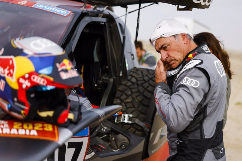 El español Carlos Sainz toma el mando en el inicio del Dakar