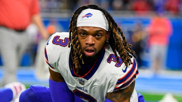 El jugador de los Buffalo Bills Damar Hamlin se dirige a los aficionados tras desplomarse