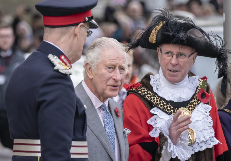 El rey Carlos III llega a una recepción con jóvenes líderes de todo Bradford.