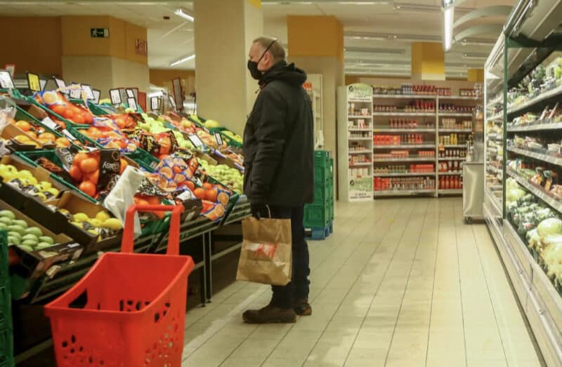 Facua denuncia a Competencia a 7 cadenas de supermercados por no repercutir la rebaja del IVA a alimentos