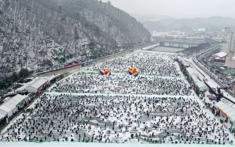 Festival de pesca en el hielo en Corea del Sur