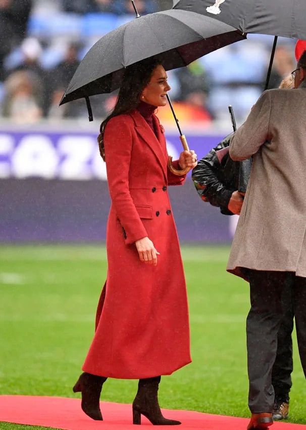 Kate apuesta por el rojo con un simbólico look inglés para asumir un nuevo rol