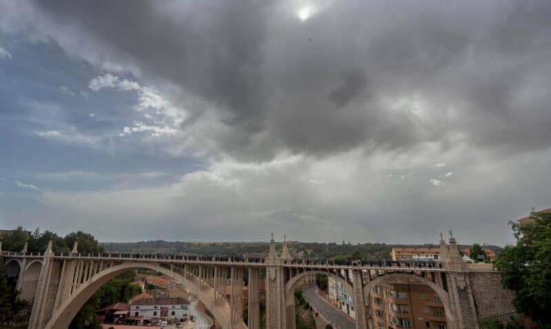 Las temperaturas máximas y mínimas descienden mañana en una jornada de cielos despejados y lluvias débiles en el oeste