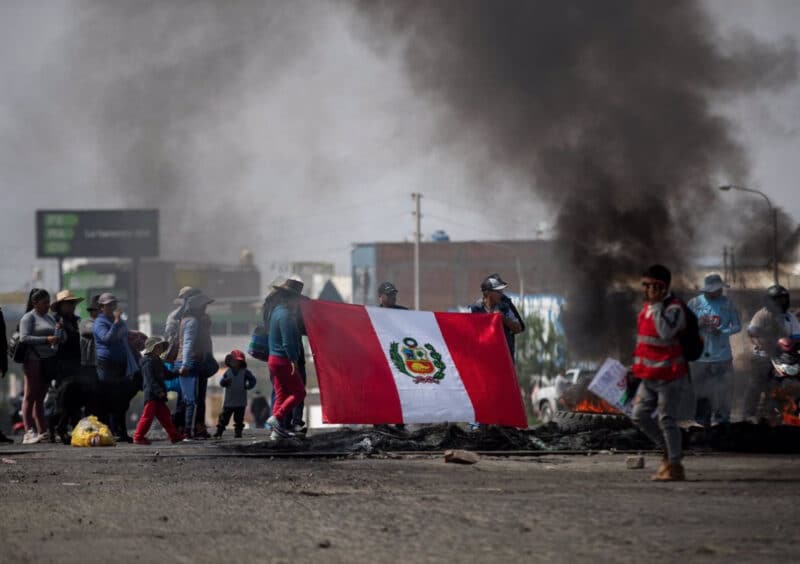 Los manifestantes reanudan las protestas en Perú para pedir la celebración de nuevas elecciones