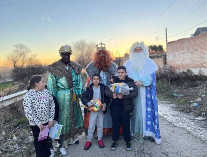 Los Reyes Magos de Fundación Madrina reparten regalos entre más de 250 niños de la Cañada Real (Madrid)