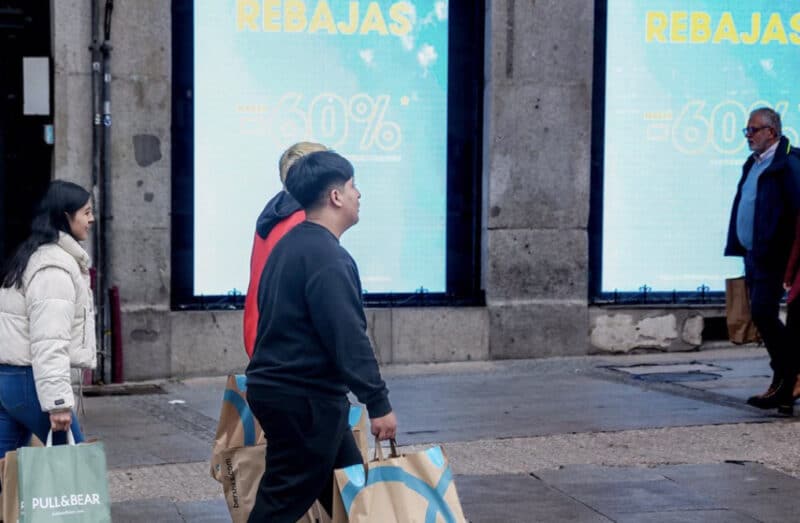 Ocho de cada diez consumidores creen que la mayor parte de los comercios engaña con las rebajas, según Facua