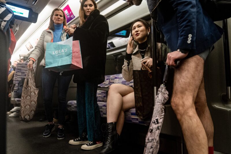 Paseo en metro sin pantalones en Londres