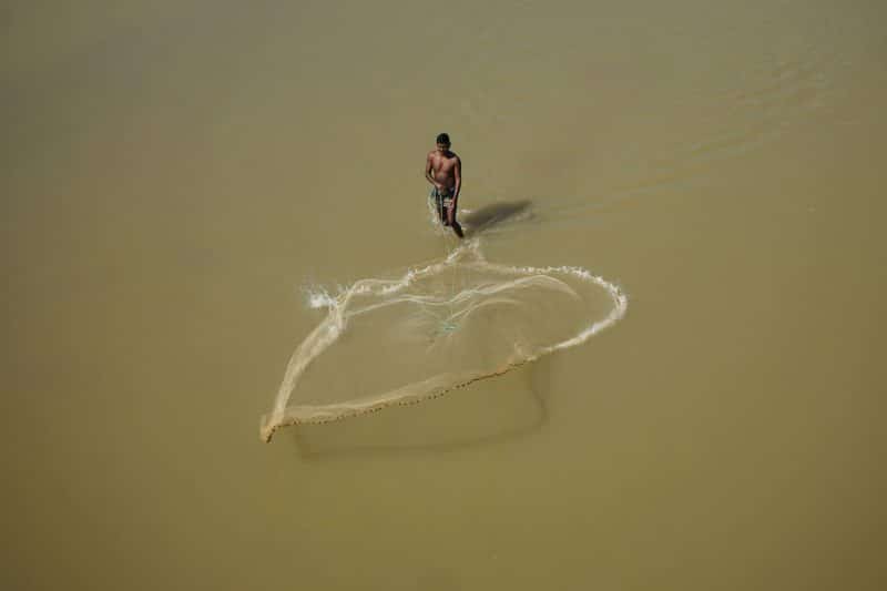 Pesca con red en Bangladesh