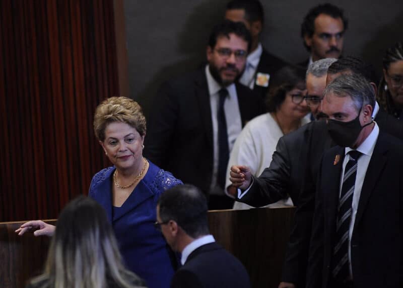 Rousseff abandona el ostracismo y se da un baño de multitudes en los actos del nuevo gabinete de Lula