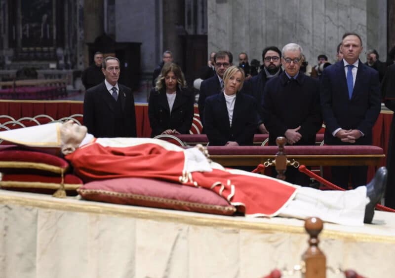 Tres monarcas, nueve jefes de Estado y cuatro primeros ministros acuden mañana al funeral de Benedicto XVI