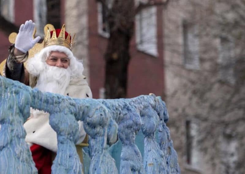 Un Rey saluda en la Cabalgata de Reyes 2022 del distrito de Chamartín