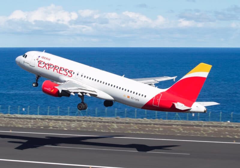 Una azafata de Iberia Express en un vuelo Palma-Madrid emociona a los pasajeros al cantar un villancico en pleno vuelo