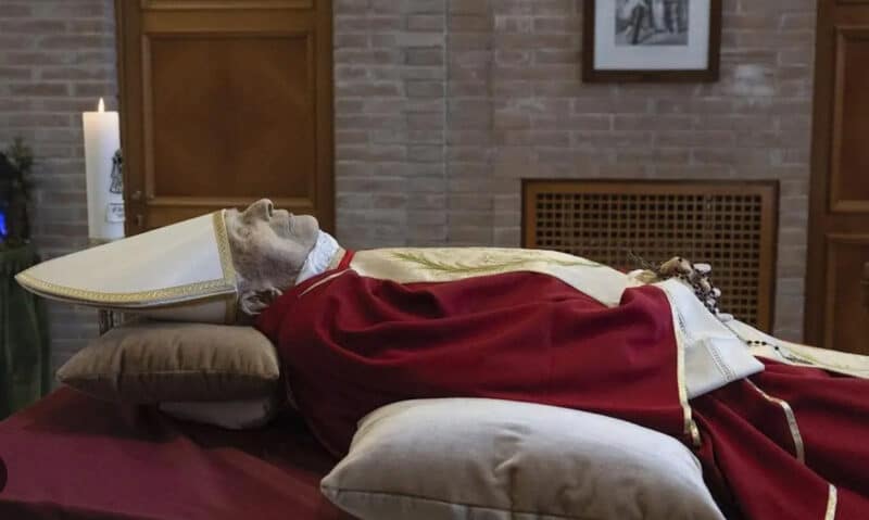 Unas 65.000 personas se despiden de Benedicto XVI en el primer día de velatorio oficial